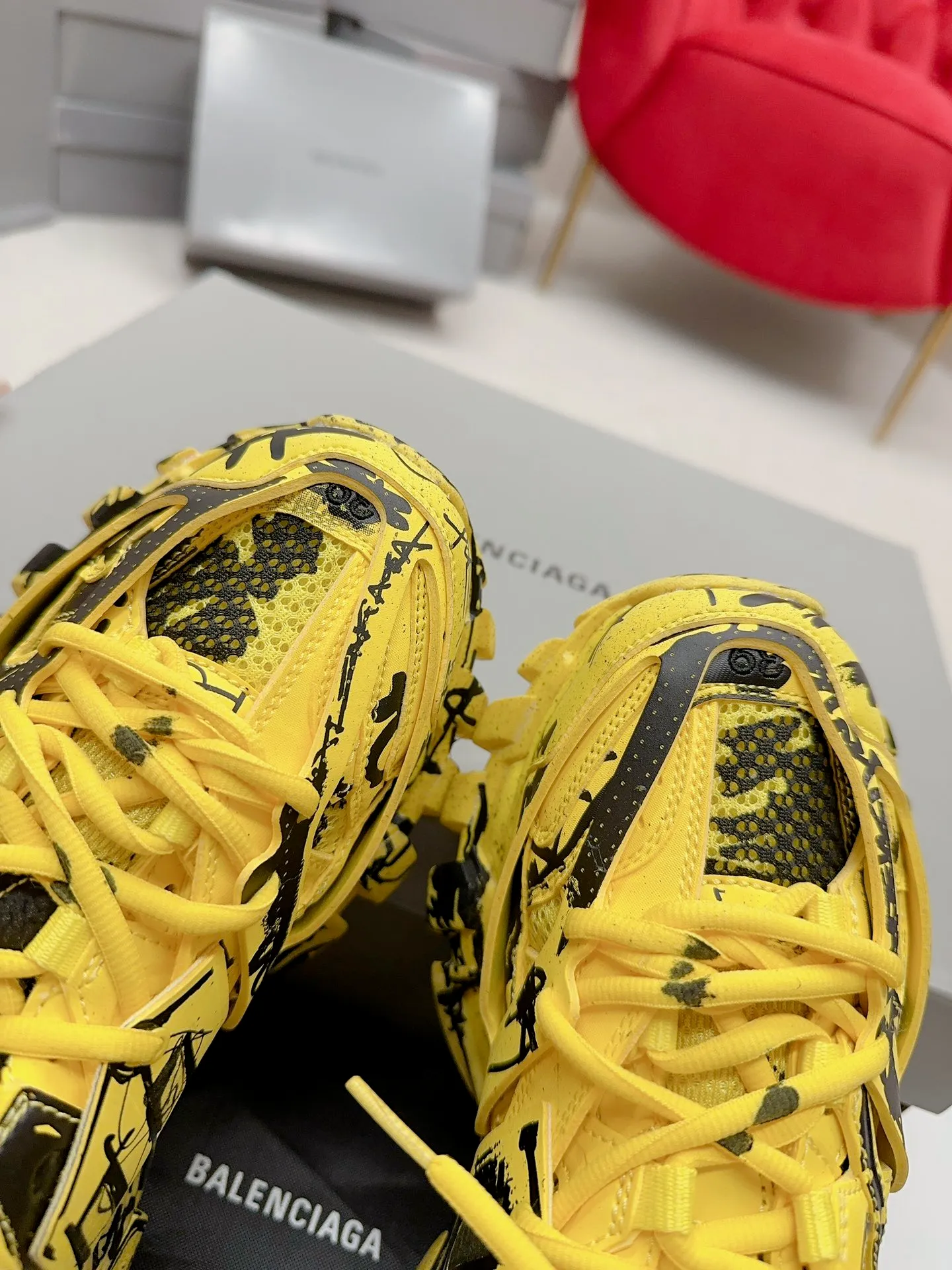 👟👟Ex-factory price 980👟👟 Men's size +10 𝐁𝐚𝐥𝐞𝐧𝐜𝐢𝐚𝐠𝐚|||𝐭𝐫𝐚𝗰𝐤 series 𝟑.𝟎Three generations of sports dad shoes‼ ️ [Top high-end quality from Dongguan Factory] Balenciaga dad shoes ~ super fashionable ~ full and three-dimensional shoes ~ amazing lines ~ very soft and light on the feet ~ super comfortable ~ versatile for commuting ~ can be paired with mid-calf socks, bell bottoms, wide-leg pants, overalls, very high-end ~ very manly and handsome ~ suitable for spring, summer, autumn and winter all year round... ⇢✈ Upper: Exclusive 1:1 original molded custom imported technical fabric mesh + imported cloth + 3M reflective strips [composed of 108 sub-pieces] ⇢✈Inner lining: Breathable mesh ⇢✈Outsole: Exclusive 1:1 original molded PU+TPU+EVA+rubber, a total of 13 sets of grinding tool combinations ⚠️Difference in market currency ~ high-end quality is definitely different ⇢✈𝐒𝐈𝐙𝐄Females: 35, 36, 37, 38, 39, 40 ⇢✈𝐒𝐈𝐙𝐄Men: 39, 40, 41, 42, 43, 44, 45